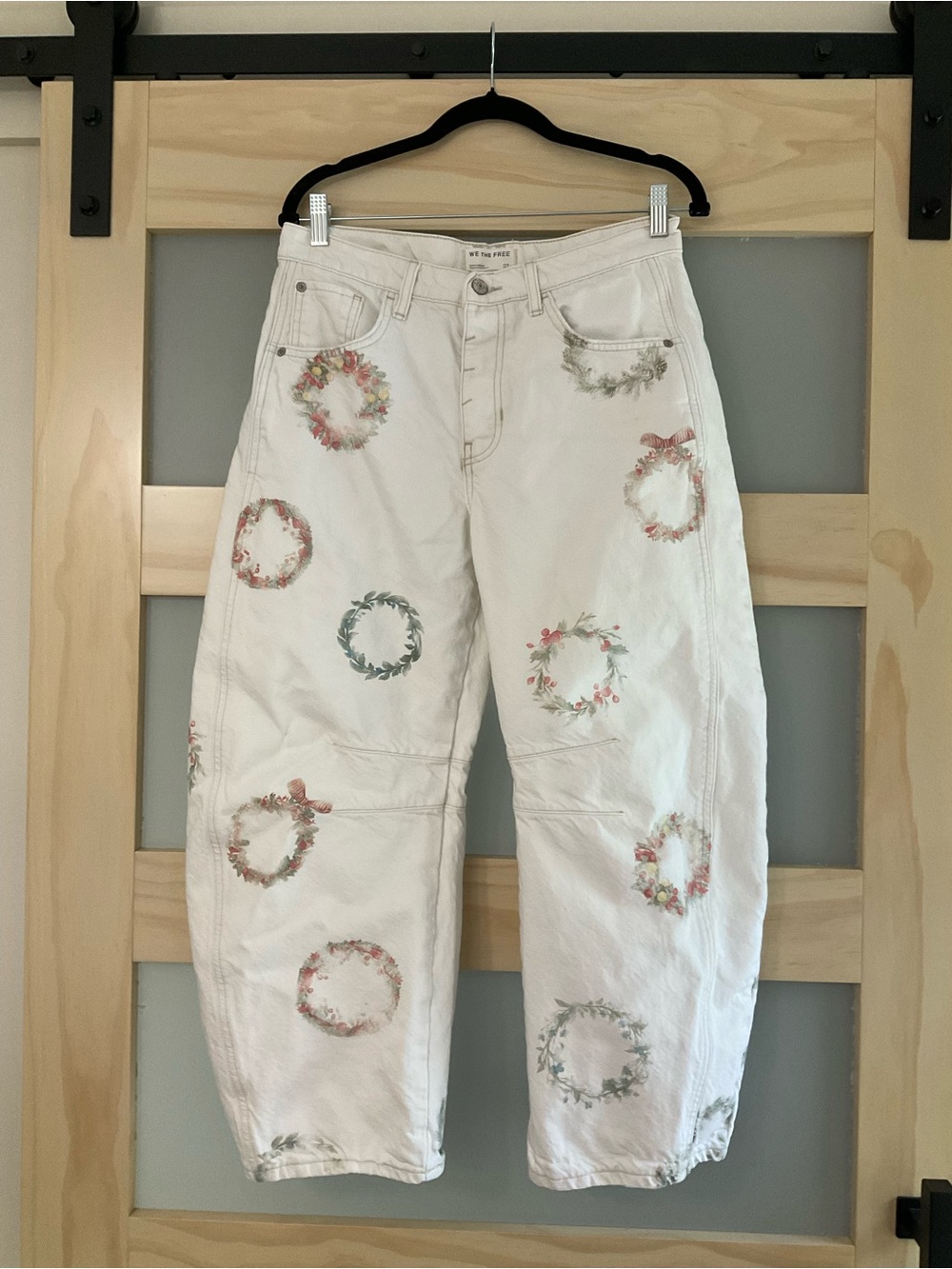 We The Free Holiday Wreath Barrel Leg Jeans Size 27 Christmas Cropped Pants